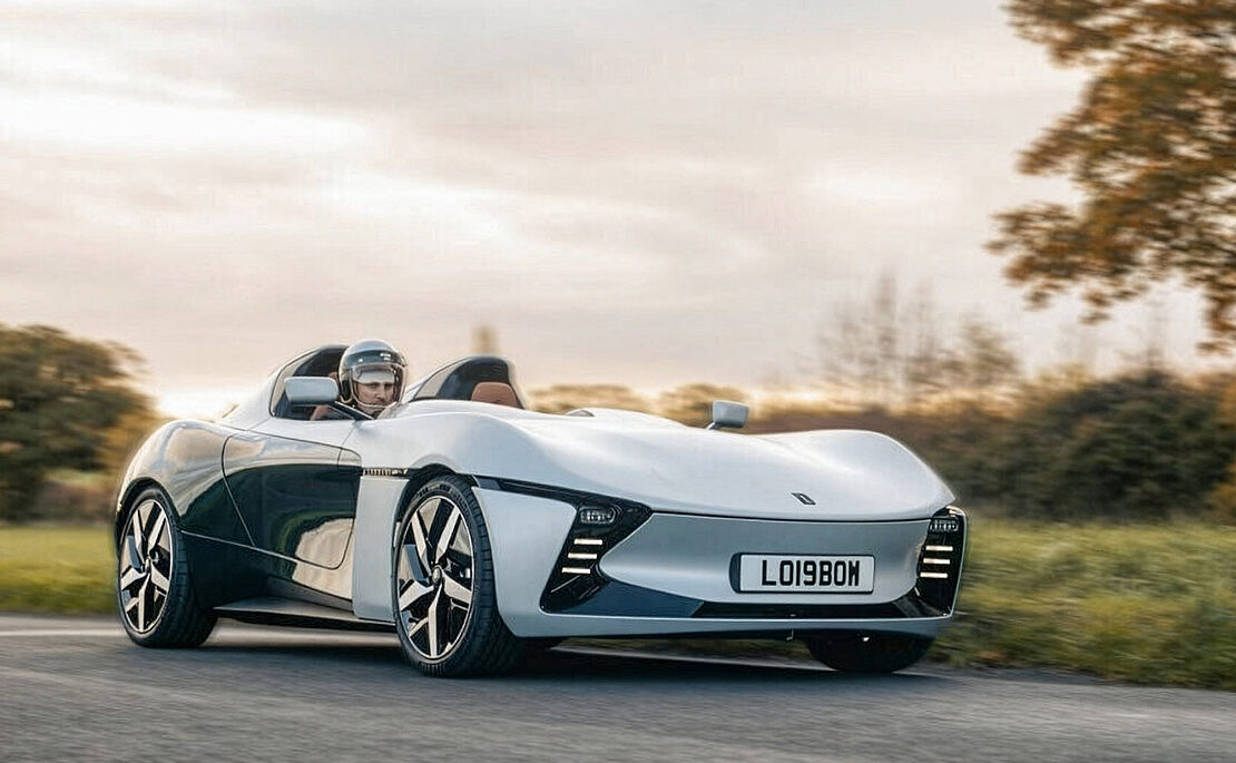 Silber-schwarzer Longbow Speedster, Fahrer darin trägt einen Helm