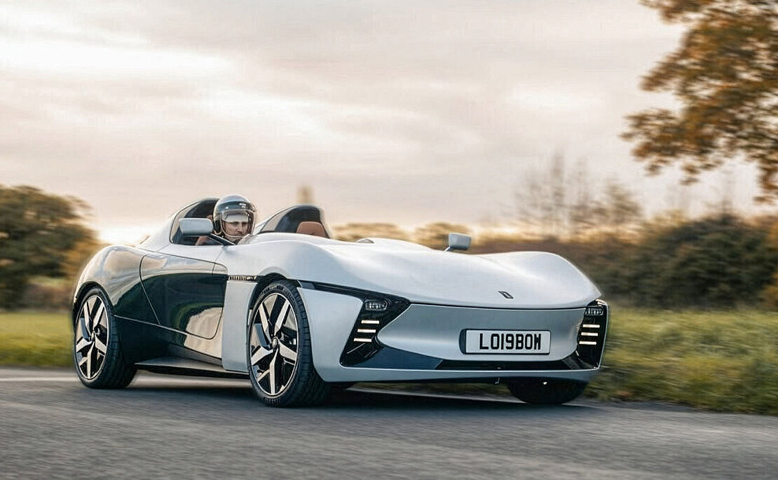 Silber-schwarzer Longbow Speedster, Fahrer darin trägt einen Helm