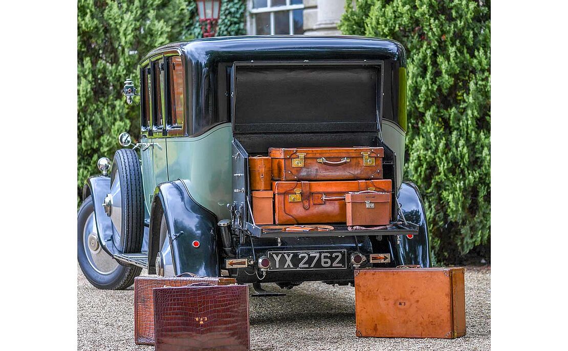 Oldtimer von hinten mit Vintage Gepäckstücken