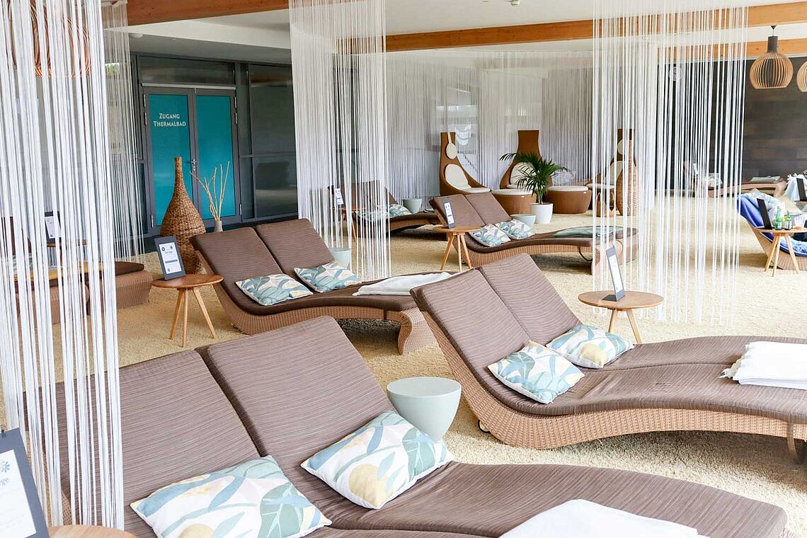 Großzügige Ruheräume mit Lounge-Chairs im Allegria Resort Stegersbach