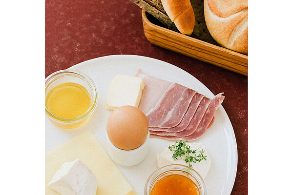Teller mit Frühstück bei Joseph Brot