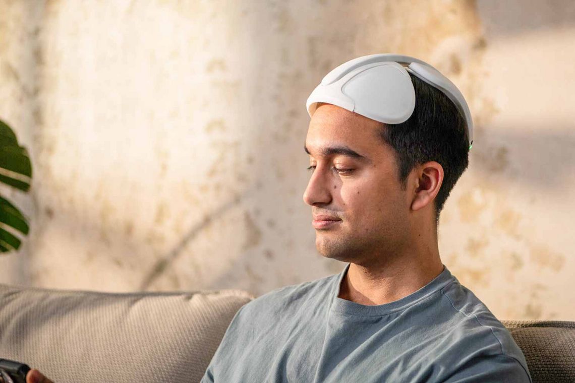 Foto eines Mannes mit dem Produkt am Kopf