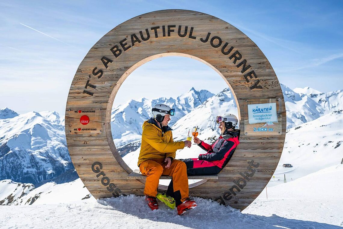 Skifahrer auf einer Piste im Skigebiet Großglockner-Heiligenblut