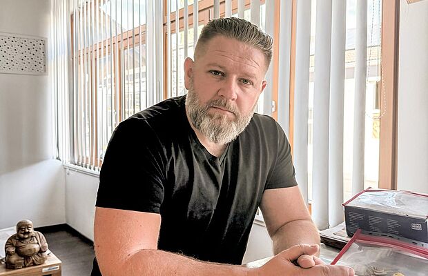 Wolfgang Schinnerl an seinem Schreibtisch