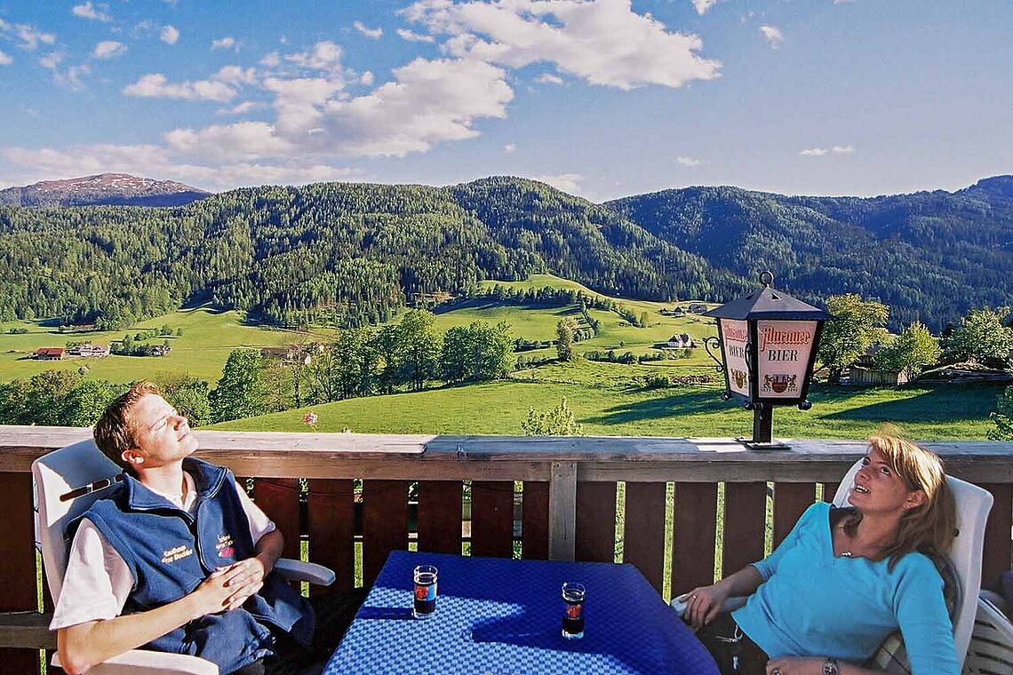 Zwei Personen auf der Sonnenterrasse Stigenwirth 