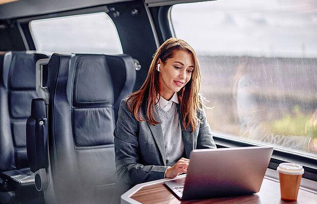 Frau am Laptop im Zug