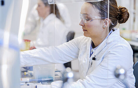 Frau im Labor