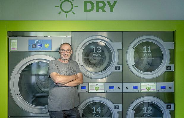 Reinhold Draxler vor seinen Industriewaschmaschinen