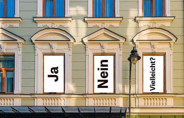 3 Fenster Hauses mit "Ja", "Nein" und "Vielleicht?" überschrieben 