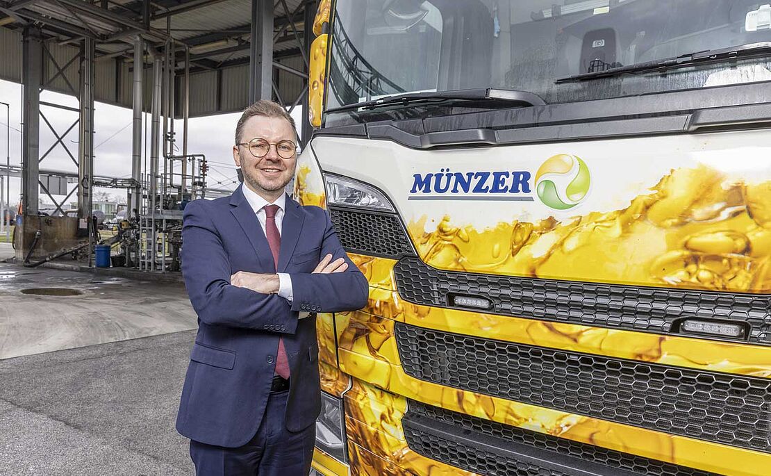 Ewald-Marco Münzer vor einem LKW