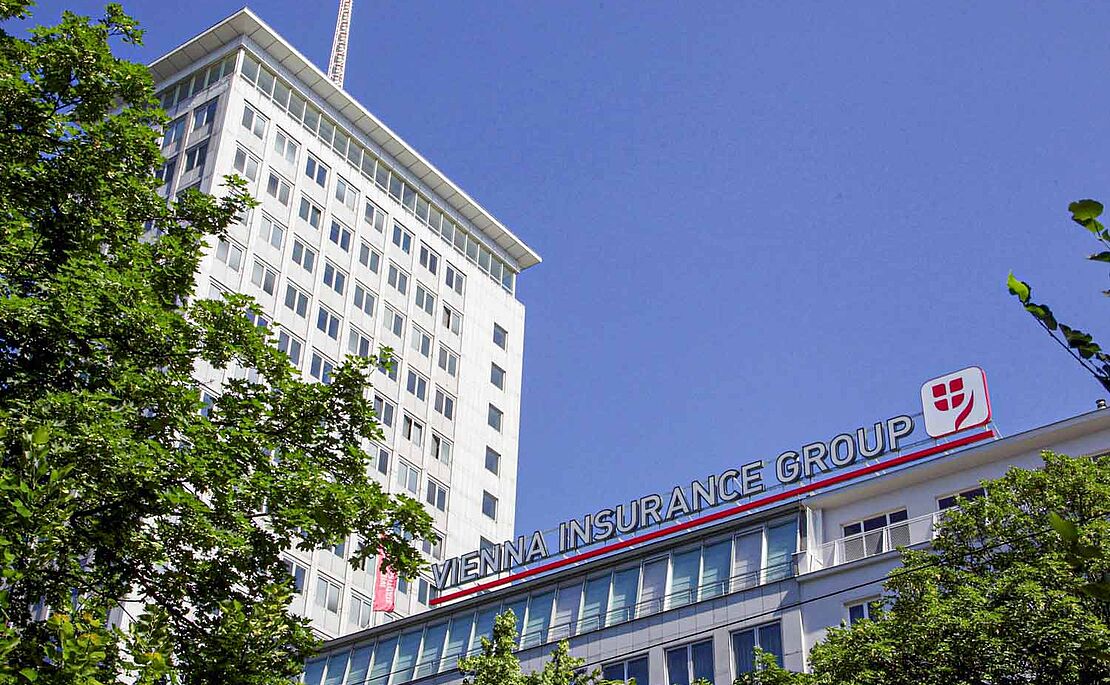 Blick auf den Ringturm, im Vordergrund das VIG Logo