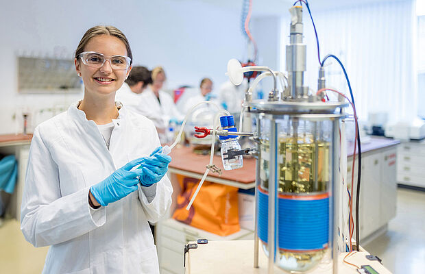 Junge Frau in einem Labor