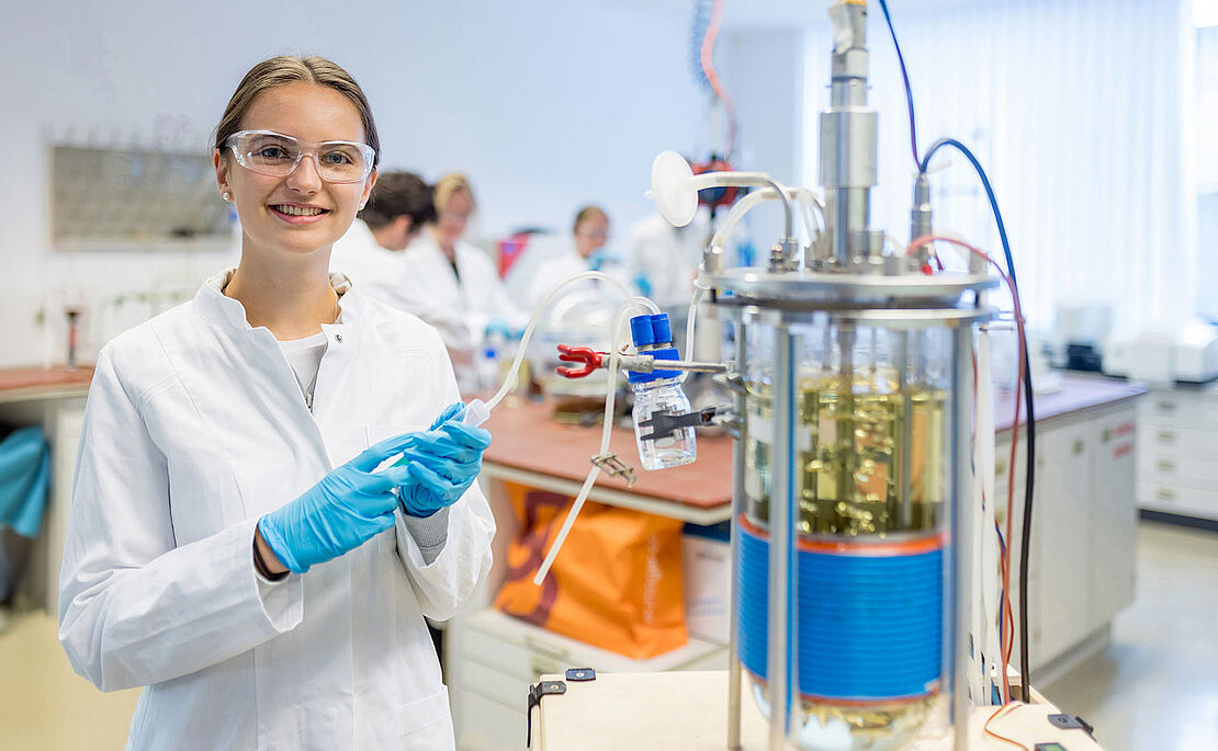 Junge Frau in einem Labor