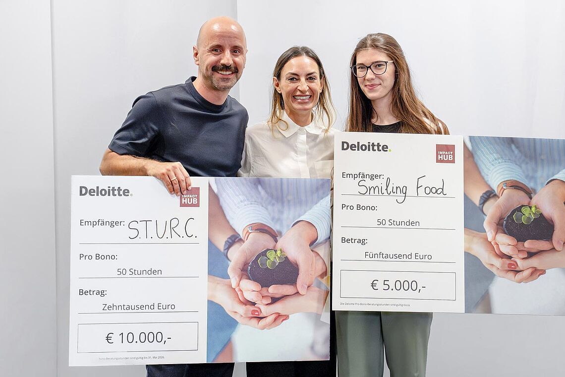 Robin Skala, Claudia M. Heinzl sowie Lisa Reiss mit ihren Urkunden