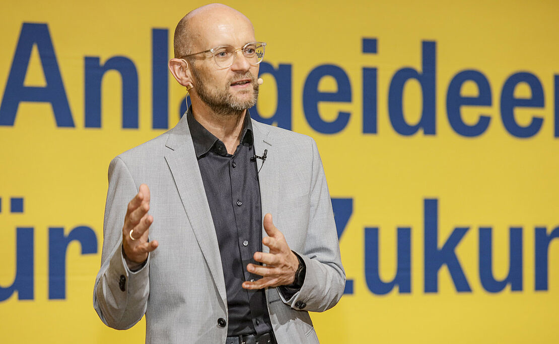 Wolfgang Staudinger bei einem Vortrag