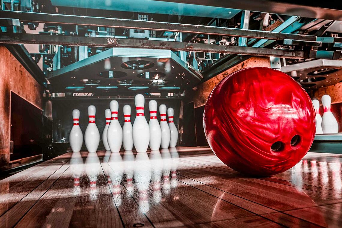 Rote Bowlingkugel und Kegel