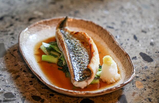 Restaurant Mochi: Fisch mit Gemüse auf Teller