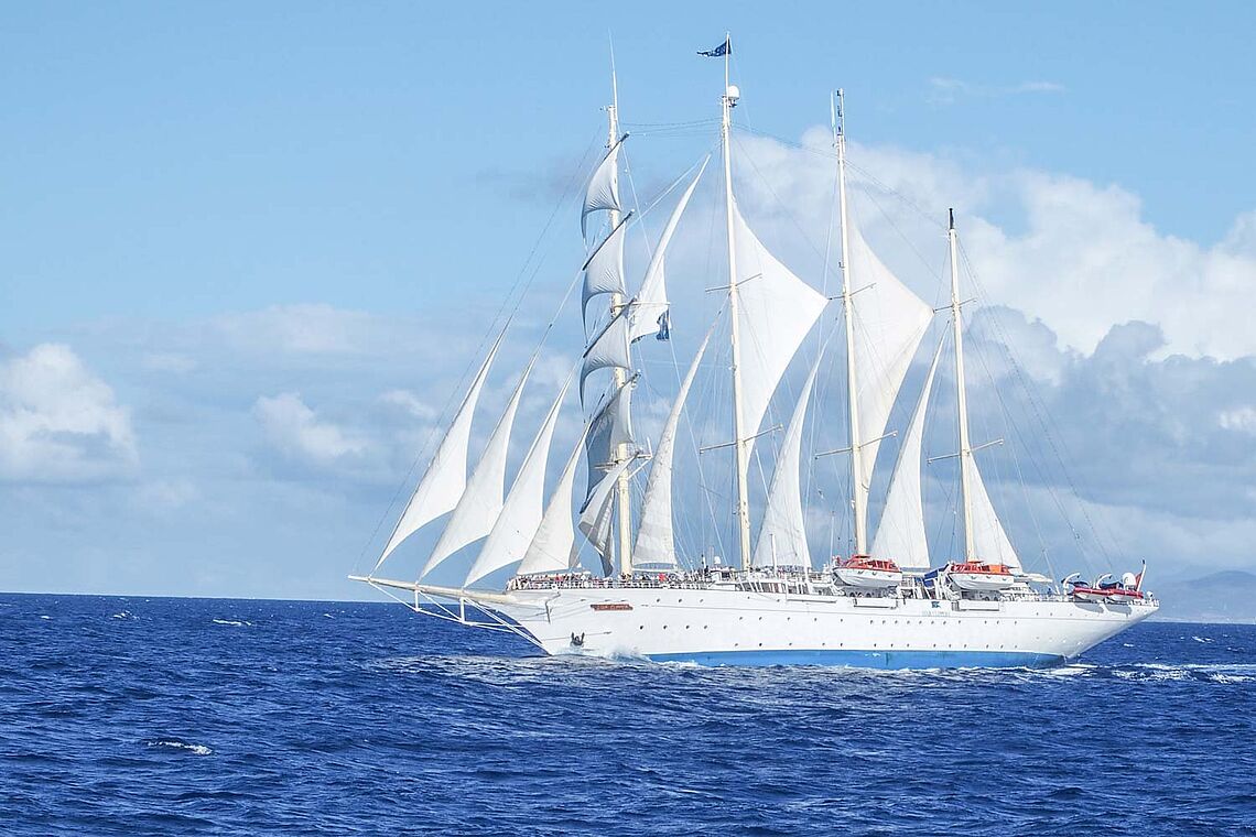 Kreuzfahrten unter weißen Segeln