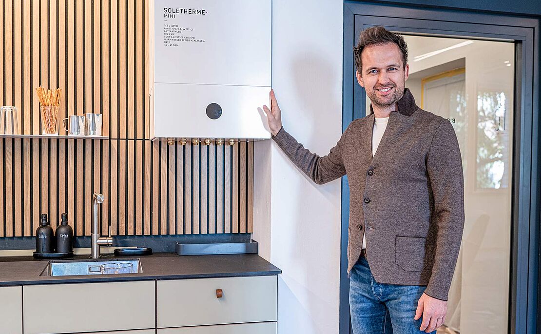 Gründer Stangl vor einer Soletherme