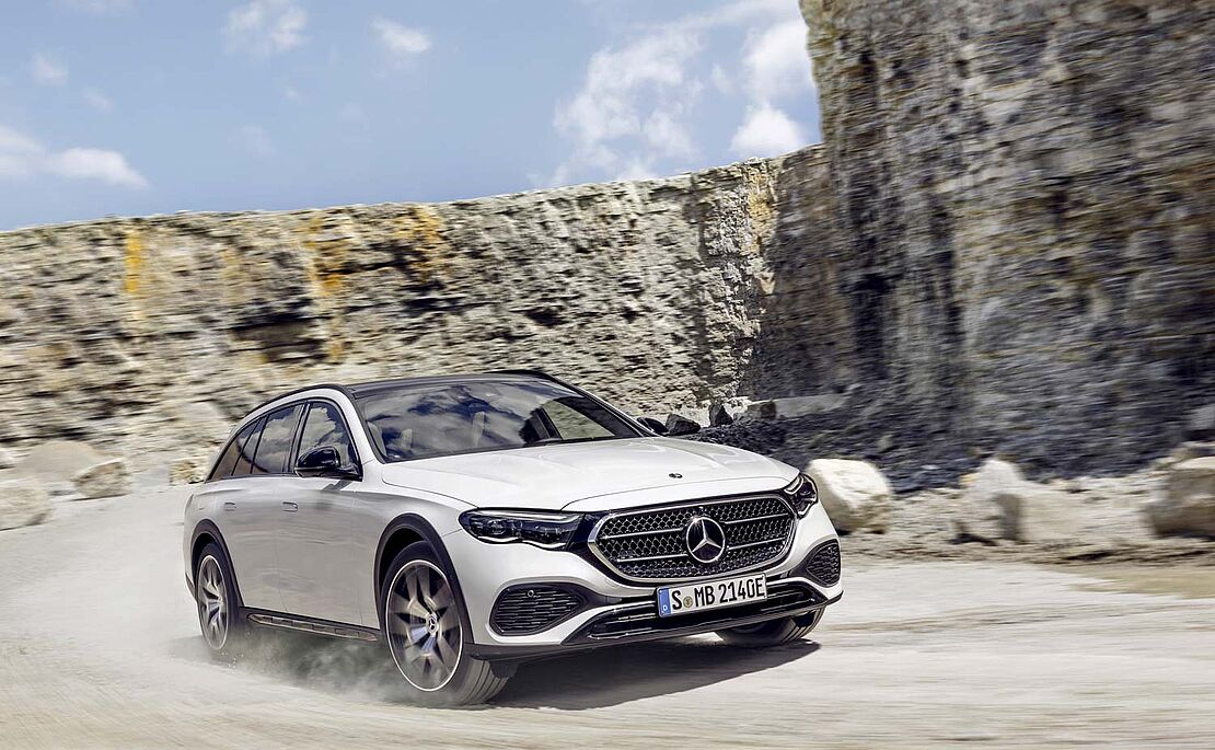 Foto von einem weißen Mercedes E-Klasse All-Terrain, Auto