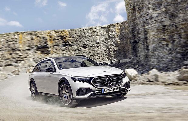 Foto von einem weißen Mercedes E-Klasse All-Terrain, Auto