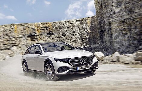 Foto von einem weißen Mercedes E-Klasse All-Terrain, Auto