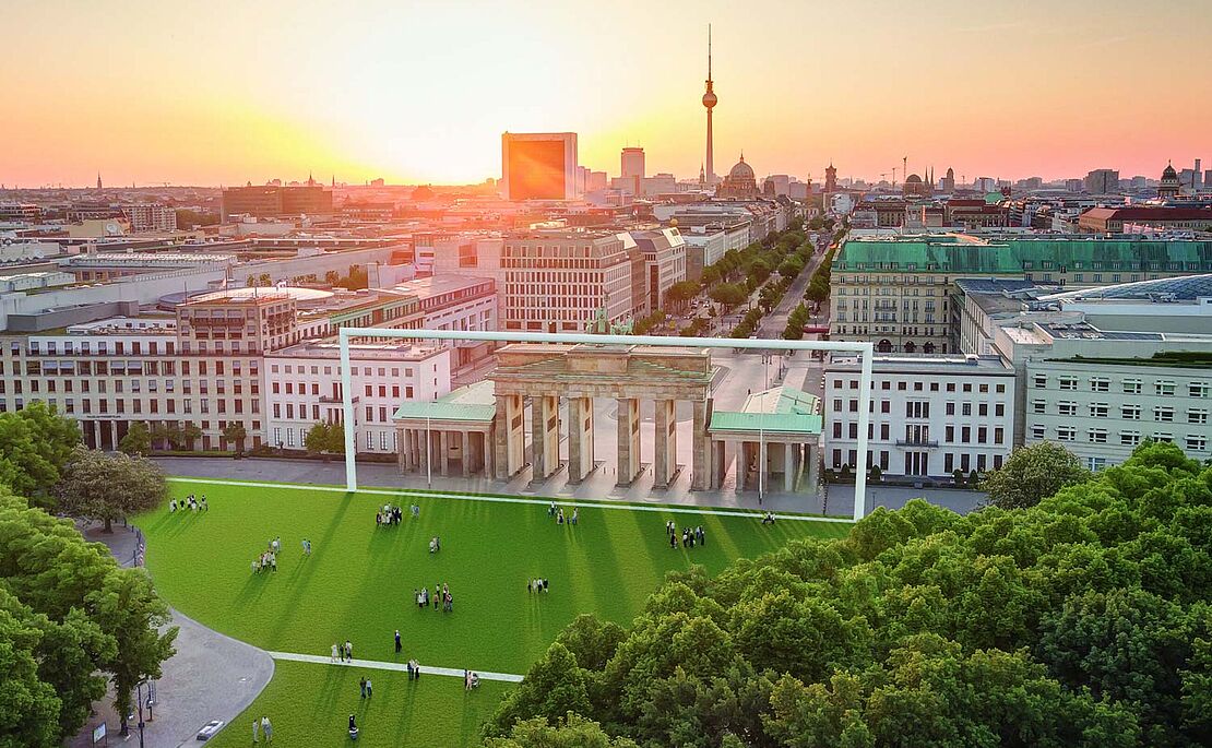 Brandenburger Tor umrahmt von einem riesigen Fußballtor