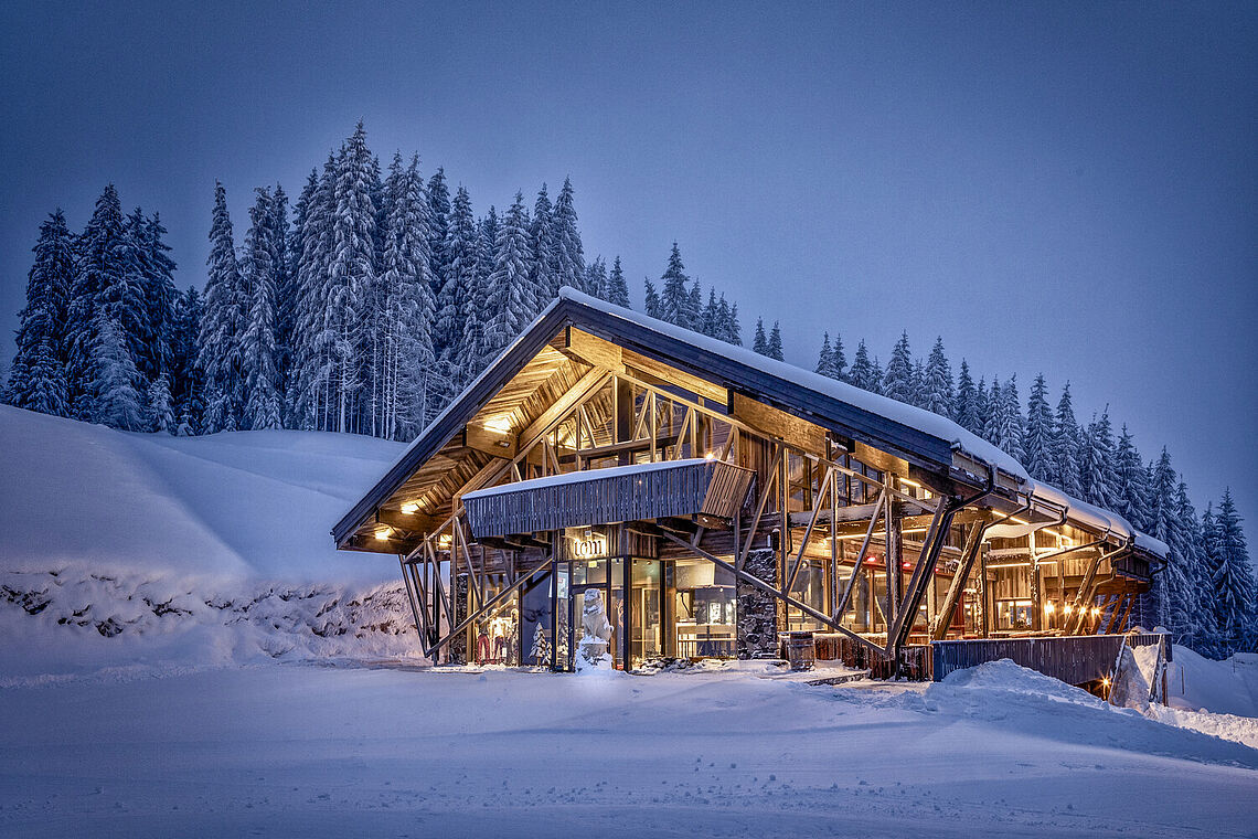 Außenansicht Eder Hotels in Maria Alm im Winter mit Beleuchtung