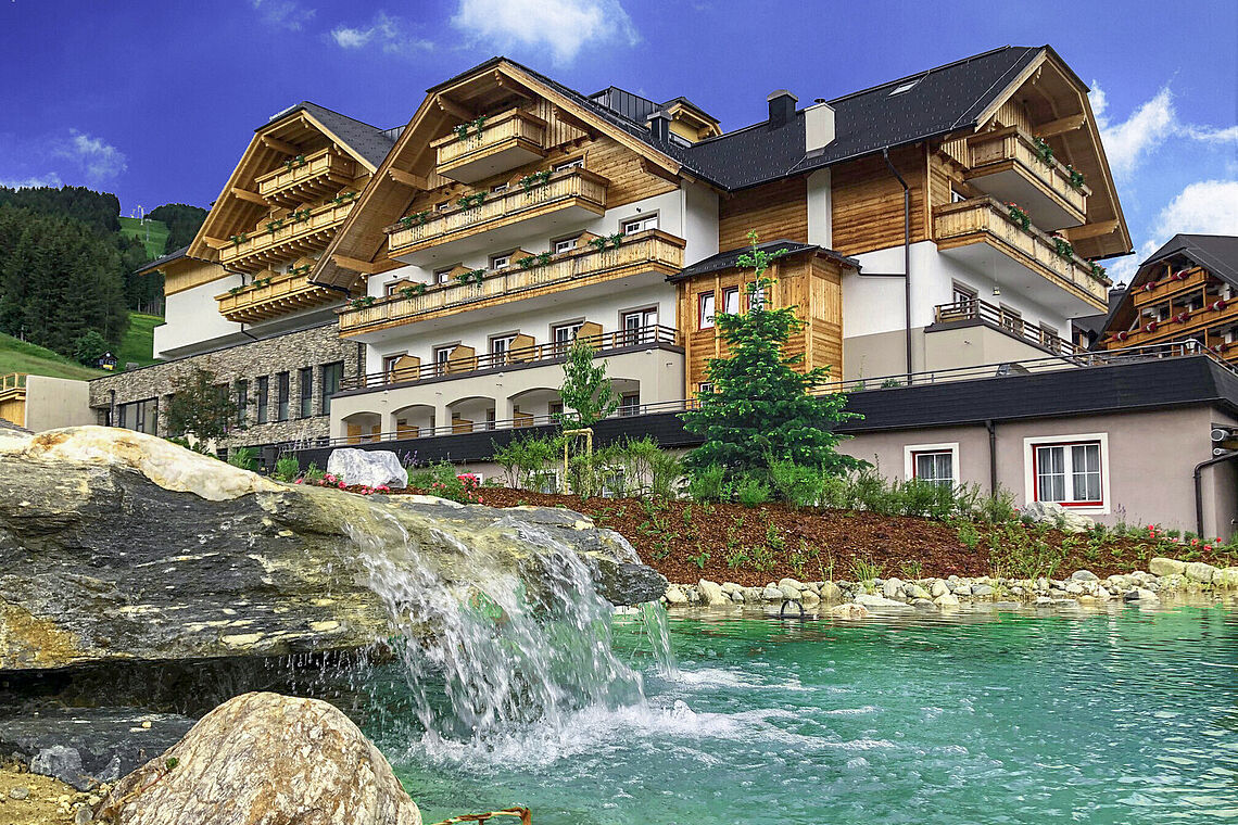 Außenansicht mit Pool Almgut Mountain Wellness Hotel