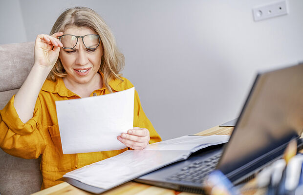 Frau enttäuscht am Schreibtisch