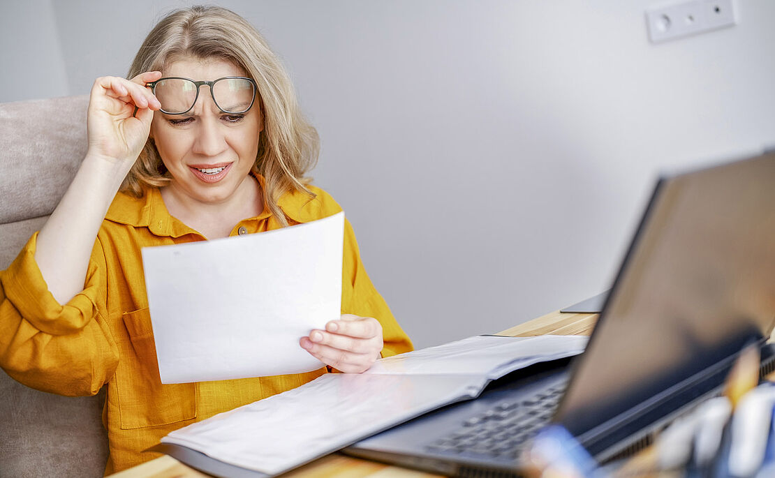 Frau enttäuscht am Schreibtisch