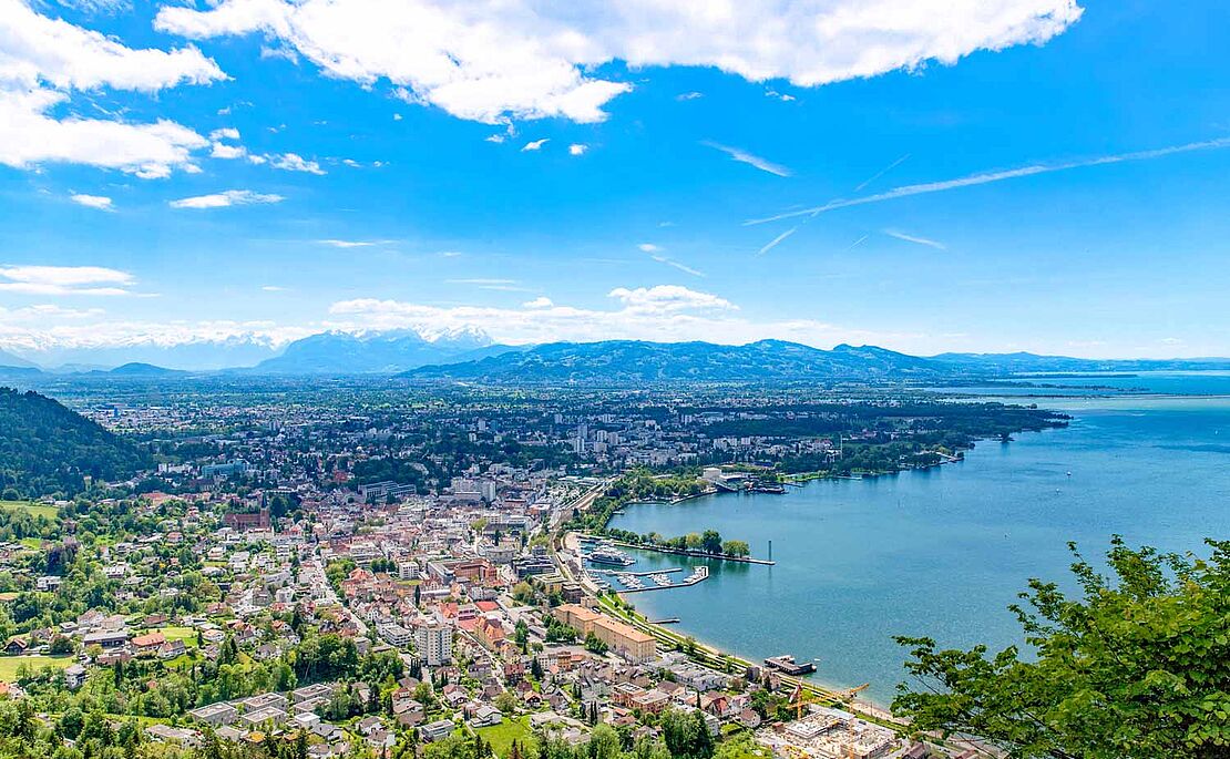 Bregenz und der Bodensee bei strahlend blauem Himmel