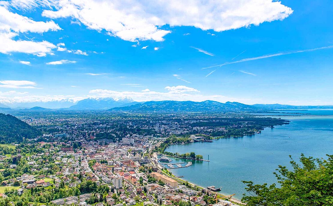 Bregenz und der Bodensee bei strahlend blauem Himmel