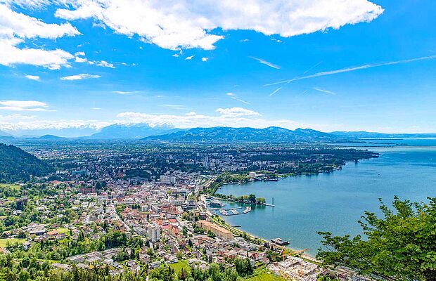 Bregenz und der Bodensee bei strahlend blauem Himmel