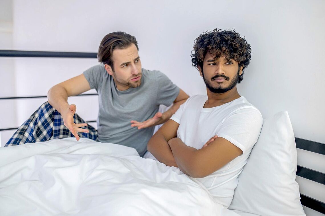 zwei Männer im Bett