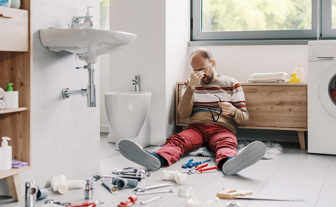 Mann verzweifelt am Boden