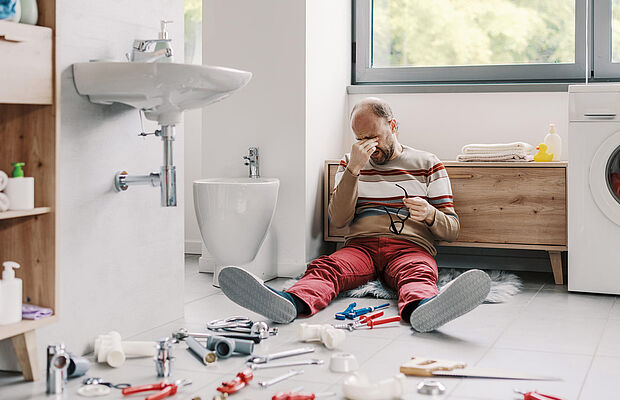 Mann verzweifelt am Boden