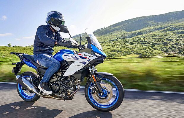 Motorradfahrer auf einem Motorrad, blau weiß Modell Suzuki SV-7GX