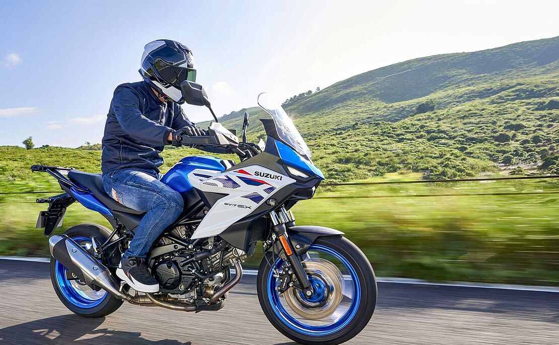 Motorradfahrer auf einem Motorrad, blau weiß Modell Suzuki SV-7GX