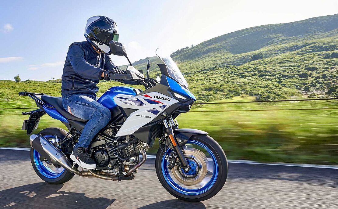 Motorradfahrer auf einem Motorrad, blau weiß Modell Suzuki SV-7GX