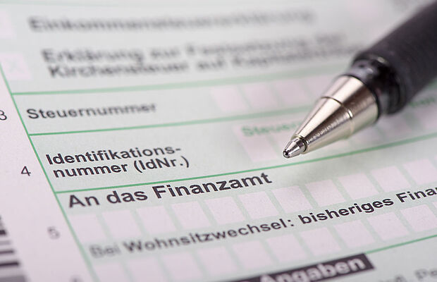 Zettel und Kugelschreiber