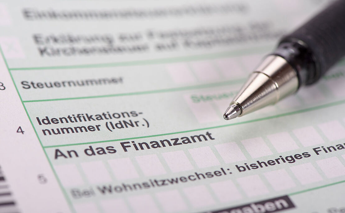 Zettel und Kugelschreiber