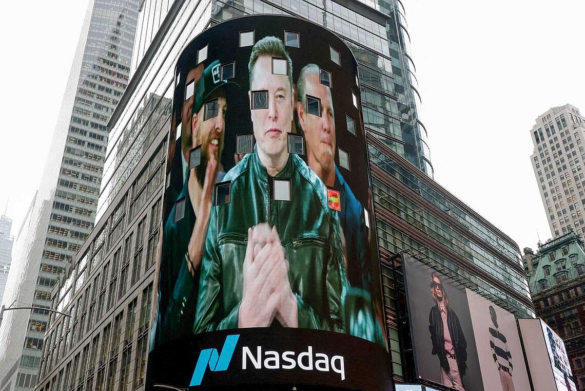 Elon Musk auf einer riesigen Videowall, darunter steht "Nasdaq"