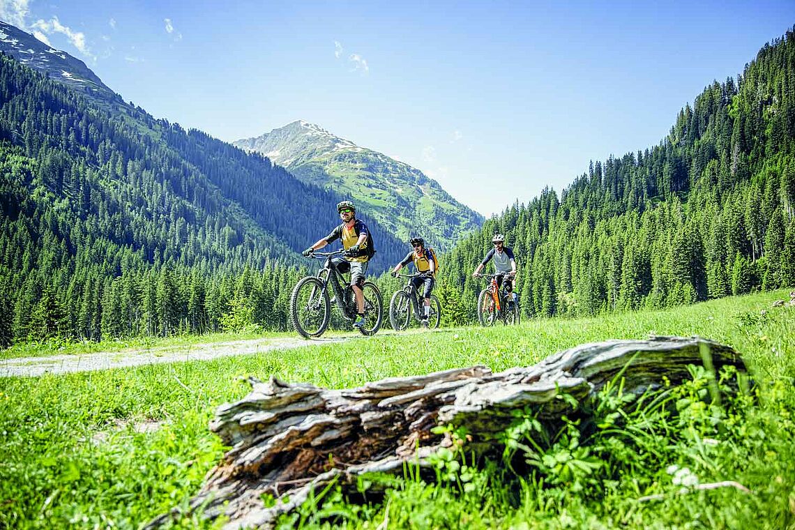 Drei Personen auf E-Bikes unterwegs zum Verwallsee in St. Anton am Arlberg