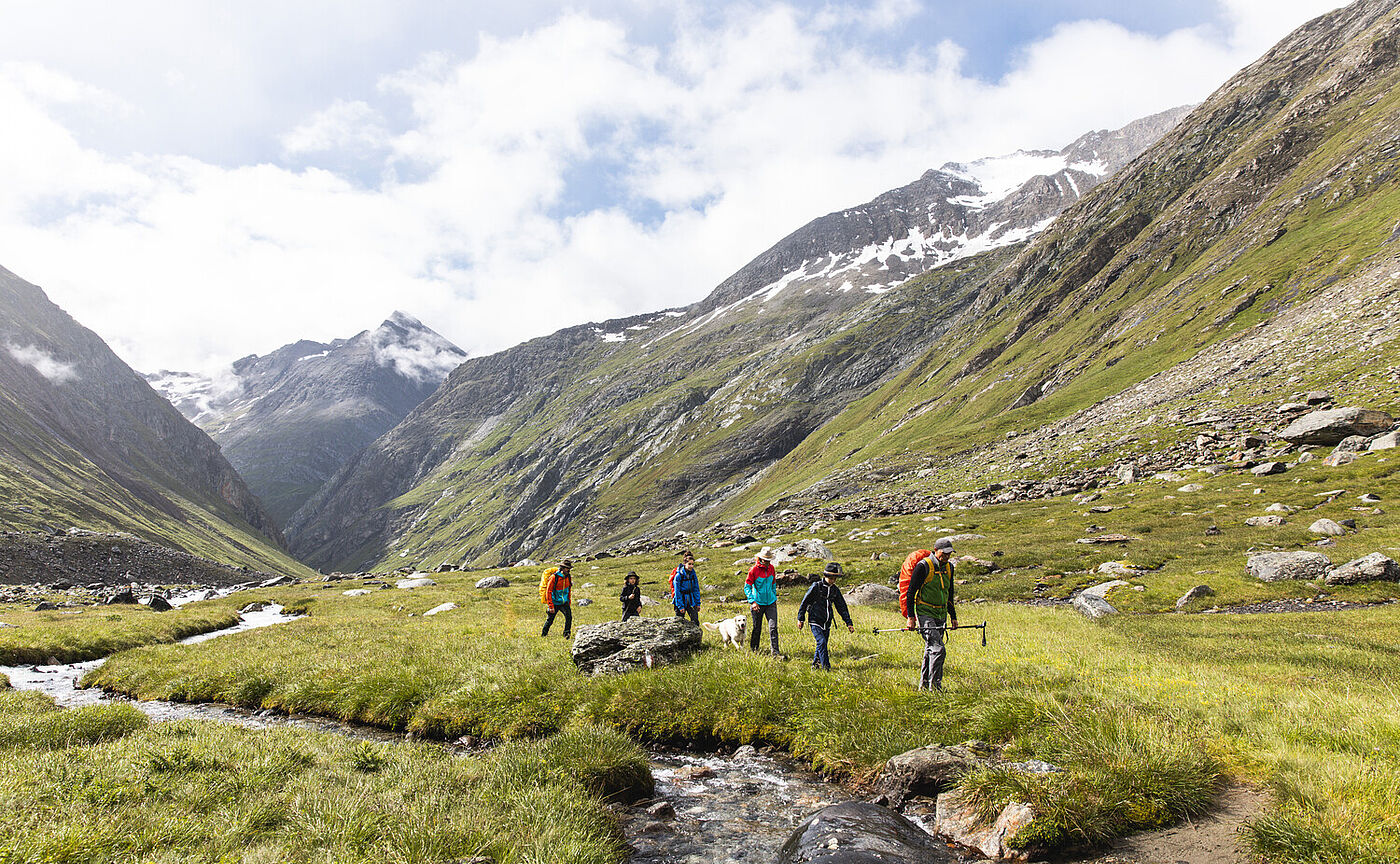 Gruppe von Wanderern entlang des Iseltrail bei Prägarten im Osttiroler Virgental