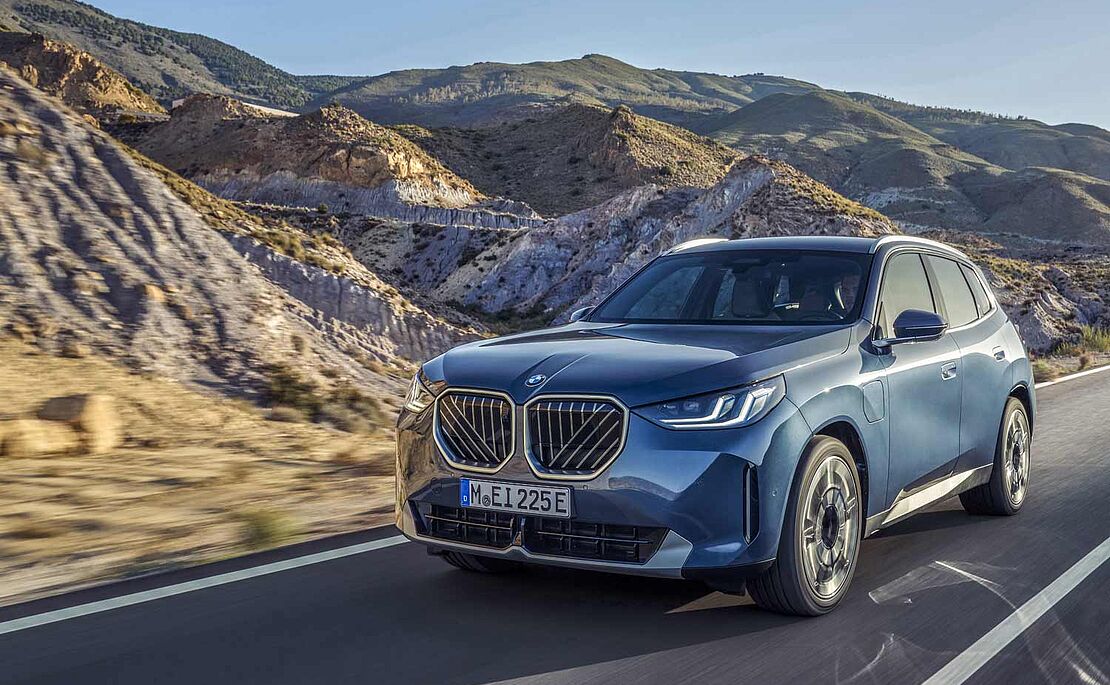Dunkelblauer BMW X3 30e xDrive
