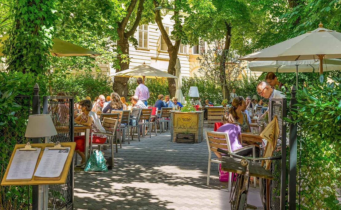 Gastgarte Café Diglas im Innenhof des Schottenstifts