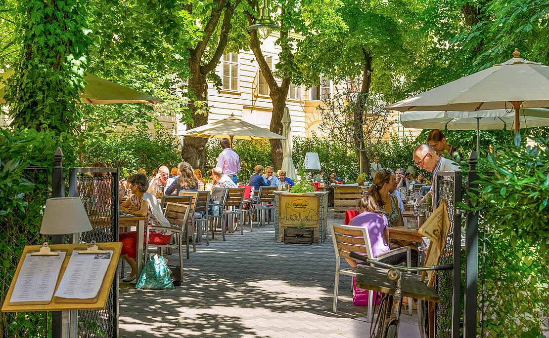 Gastgarte Café Diglas im Innenhof des Schottenstifts