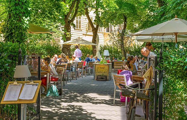 Gastgarte Café Diglas im Innenhof des Schottenstifts