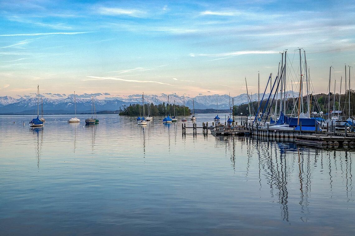 Blick über den Starnberger See auf die Alpen